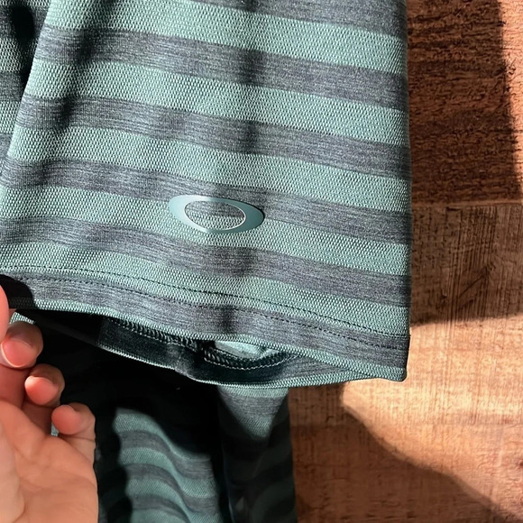 🌻 OAKLEY Men’s sz. 2XL Aero Striped Polo in Pine Forest Golf Active Travel - Picture 3 of 6